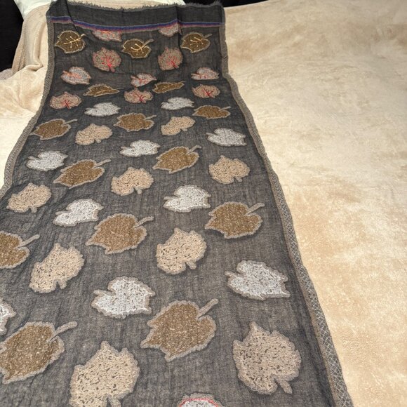 Carolina Amato scarf Gray leaves embroidered detail woman’s Wool Shawl Wrap vin - Picture 4 of 9